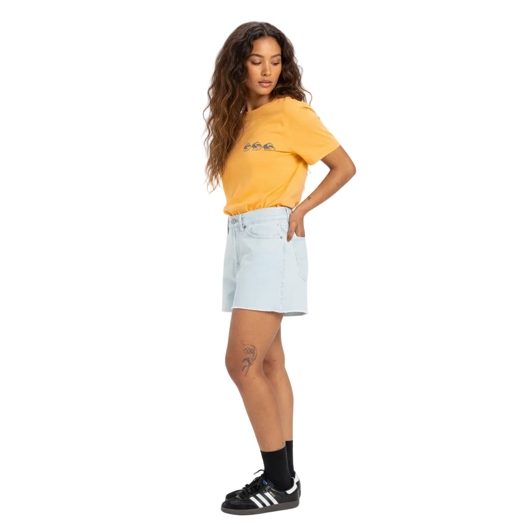 Brunette model in lichtblauwe denim short