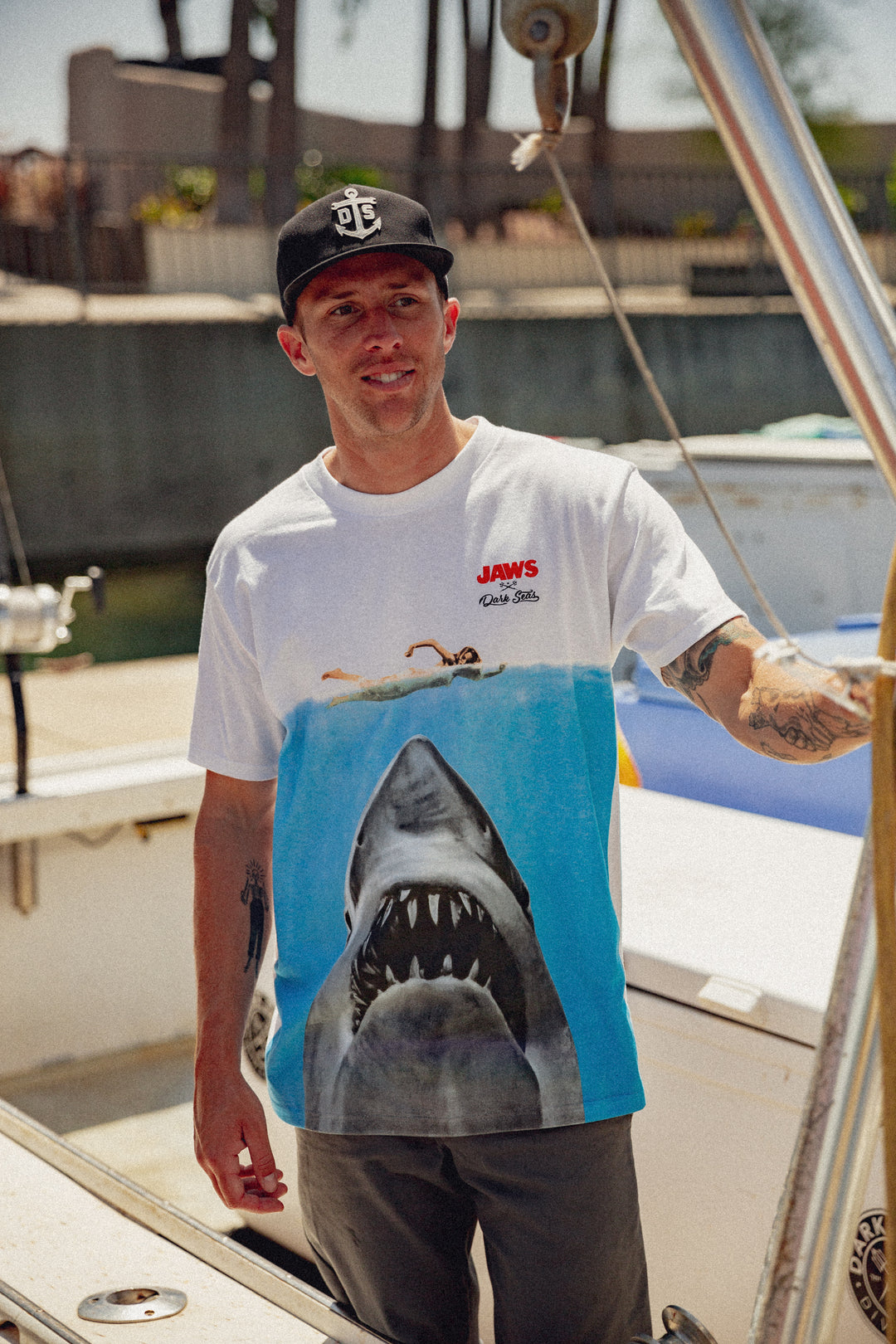 Dark Seas X Jaws filmposter T-shirt