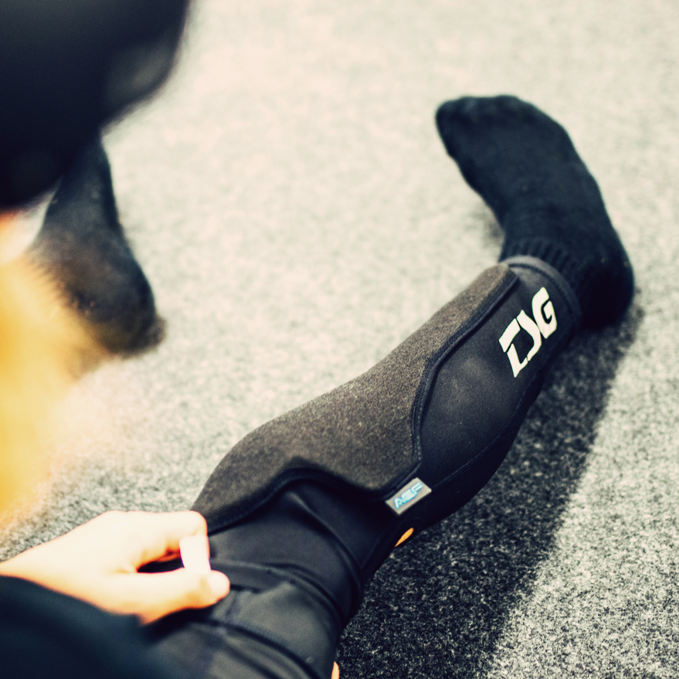 Genouillères de protection TSG Youth Dermis Pro A - Noires