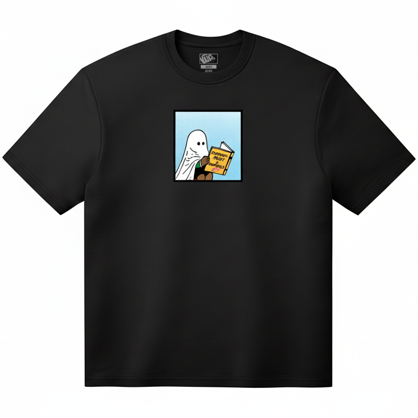 Zwarte t-shirt op witte achtergrond